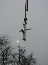Der Mast schwebt heran