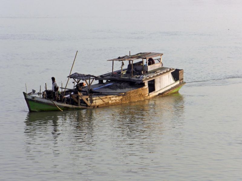 Schiff liegt sehr tief im Wasser