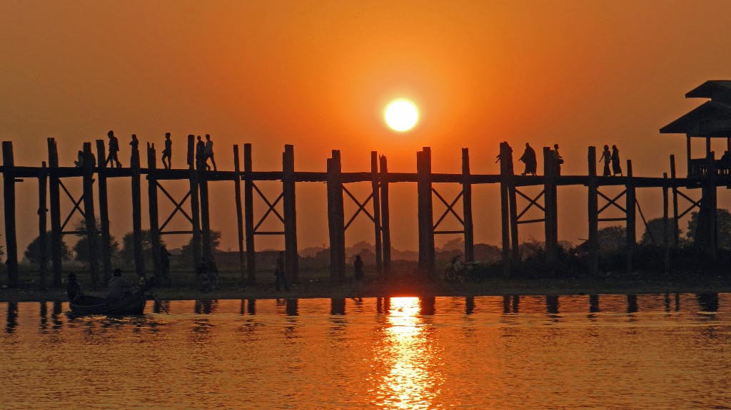 Sonnenuntergang an der U Bein Brücke